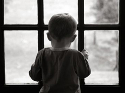 В Ставрополе 3-летний ребенок вывалился в окно многоэтажного дома