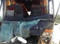 На Ставрополье грузовик врезался в пассажирский автобус