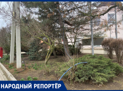 Жительница Ипатово пожаловалась на оголенные провода на площади