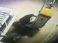 Одни и те же воришки в масках уже второй раз грабят наш платежный терминал, - представитель обслуживающей компании