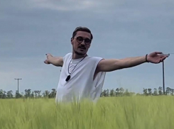Дима Билан потрогал рожь и полюбовался ветряками на Ставрополье