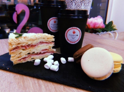 «Розовый кофе и premium-десерты»: модная кофейня FLAMINGO объявила об акции 