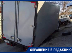 Снова в яме: «ГАЗель»  в который раз застряла в ставропольской ливневке 