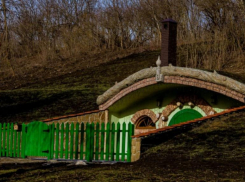 Нелегальные домики хоббитов выявили на оленьей ферме в Ставропольском крае