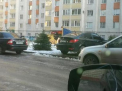 Автохам на иномарке уютно разместил машину на газоне микрорайона Перспективный