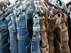 Мужчина похитил сумку с джинсами