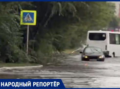 Машины ушли под воду и попали на видео: ливневки Ставрополя снова проиграли дождю