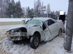 Пьяный лихач на «Приоре» повалил рекламный щит и разбил припаркованные авто в Ставрополе