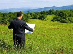 Сотрудника Росреестра и глав КФХ осудили за крупное мошенничество с землей на Ставрополье 