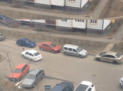 В Пятигорске парень поругался с девушкой и протащил ее на двери автомобиля