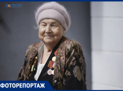 Слушала песни стоя: ставропольчанку-блокадницу Агнессу Зюзину волонтеры поздравили концертом