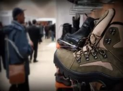 Парни воровали кроссовки, переобуваясь в магазине