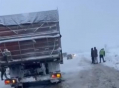 Движение всех видов транспорта ограничили на трассе Ставрополья из-за погоды