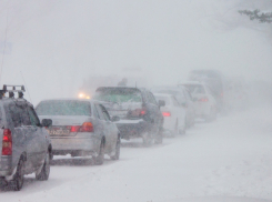 Из-за снегопада и гололеда на трассе Ставрополья ограничили движение транспорта