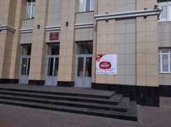 Баннерная реклама «сочных колбас» красуется на фасаде одного из Домов культуры на Ставрополье