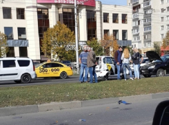 «Случайность?»: два ДТП на одном участке дороги попали на видео в Ставрополе