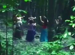 Пугающие ритуалы собравшихся в круг женщин в длинных юбках в лесу Ставрополя попали на видео