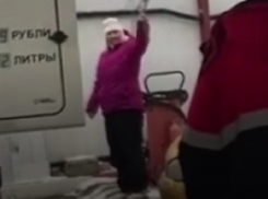 «Когда встал не с той ноги»: нелепый конфликт на заправке с неожиданной развязкой рассмешил ставропольцев и попал на видео