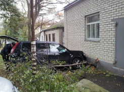 Иномарка врезалась в стену дома в Ставрополе