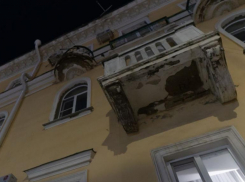 Часть балкона исторического здания в центре Ставрополя упала перед мужчиной
