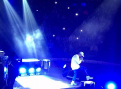 Упавшей в обморок фанатке на концерте Егора Крида помог сам певец в Ставрополе