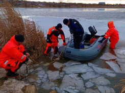 Провалившегося под лед рыбака ищут на Ставрополье