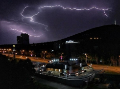 Завораживающая молния в форме спиннера над Пятигорском восхитила пользователей сети