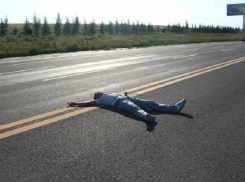 Мужчина выбросил убитого им друга на дорогу и притворился, что случайно обнаружил его на Ставрополье