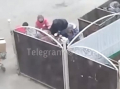 Пенсионеры расхватывают просроченные продукты из магазинов на юге Ставрополя