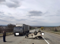 Двое пожилых ставропольчан сильно пострадали в результате столкновения «ВАЗа» с «КАМАЗом»