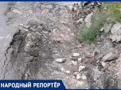 «Проезжая часть сузилась на треть»: дорога рушится в Ставрополе 