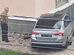 Иномарка врезалась в стену дома в Ставрополе