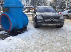 Паркуюсь как хочу: водители иномарок перегородили дорогу и мешали людям пройти на остановку в Ставрополе