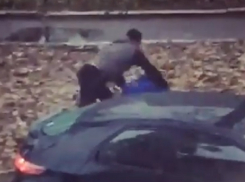 Жесткая драка двух водителей на дороге попала на видео в Пятигорске 