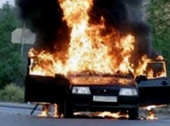 Автомобиль загорелся на ходу на трассе Ставрополья