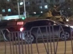 БТР застрял в пробке на забитой автомобилями улице в Ставрополе
