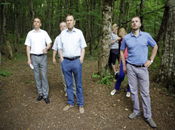 Депутаты Ставрополья прошли по заповеднику и посмотрели на оленей