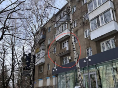 Сильный ветер вырвал балкон на улице Ленина в Ставрополе: фото 