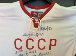 Свитер с автографами известных хоккеистов продают за 390 тысяч в Ставрополе 