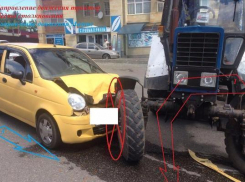 Трактор врезался в «Дэу Матиз» в Ставрополе