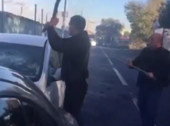 Спасение водителя из дымящегося автомобиля со ставропольскими номерами попало на видео