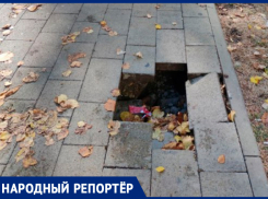 Черная дыра в тротуаре: плитка провалилась на одной из центральных улиц Ставрополя