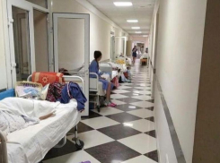 Пациентки краевого перинатального центра в Ставрополе вынуждены лежать в коридорах после родов  
