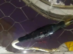 Новогодний шар в центре Ставрополя коротит и может ударить током горожан