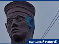Неизвестные облили фигуру матроса в Ипатово сине-желтой краской 