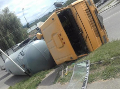 В Ставрополе перевернулась цистерна с цементом