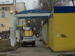 Паркуюсь как хочу: автохам разместился на тротуаре в юго-западном районе Ставрополя