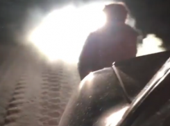 Экстремальная езда парня за автомобилем по снежной трассе Пятигорска попала на видео