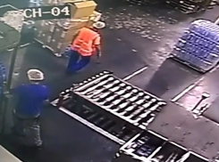 Укравший минералку с завода в Ессентуках работник попал на видео