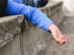 Директор санатория сорвался с лестницы и разбился насмерть в Кисловодске